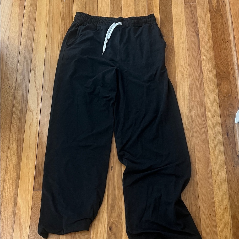 Vuori Black Pants with Cream Tag